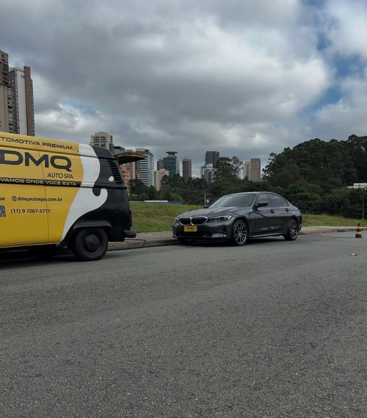 Van de estética automotiva a domicílio ao lado de um carro na rua