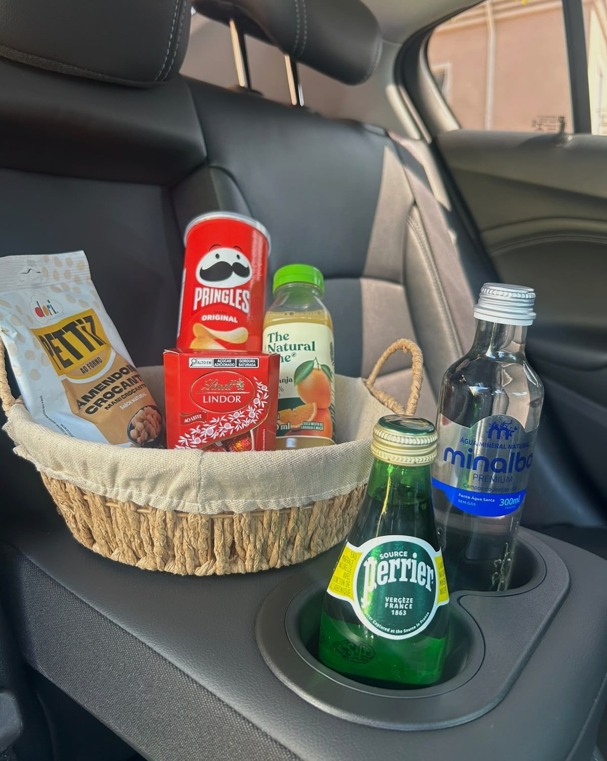 Cesta de snacks e bebidas disponível a bordo do veículo
