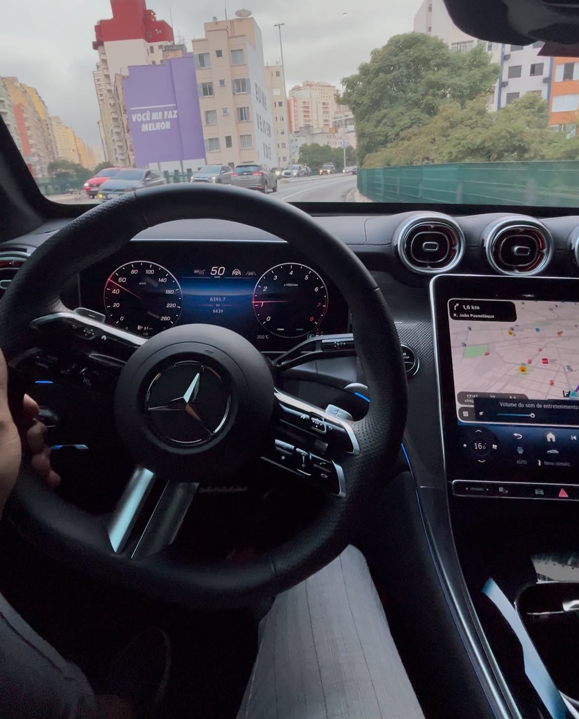 Interior de um veículo premium com volante e painel digital