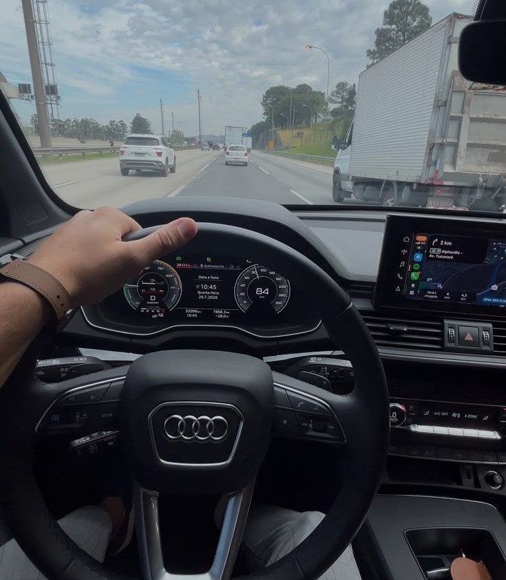 Vista do motorista no interior de um Audi em rodovia